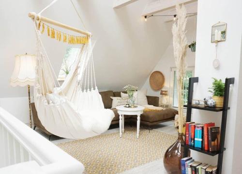 a room with a hammock in a living room at Der Mühlenhof in Högel