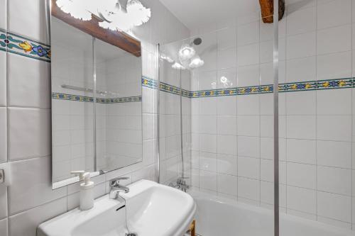 a bathroom with a sink and a mirror and a tub at Masoveria De Vilanova in Sagás
