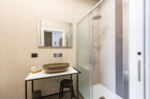 a bathroom with a sink and a shower at Gatto Matto in Brolo