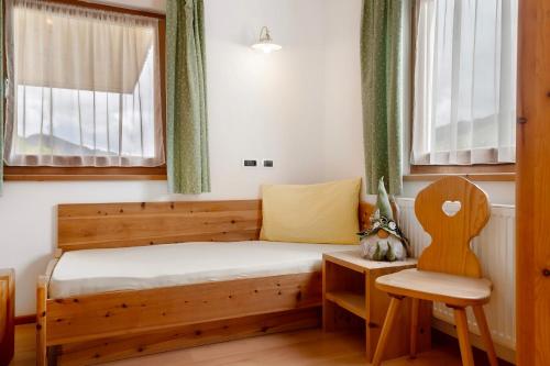 a small bedroom with a wooden bed and a window at Paracia App Cir in Badia