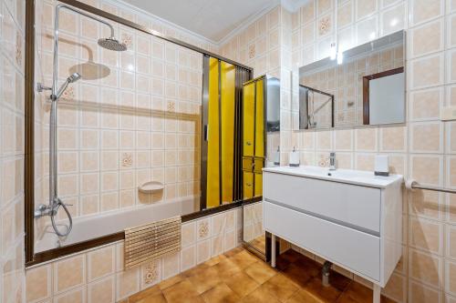 a bathroom with a sink and a shower and a mirror at Ático Cesar Cataldo in Benicarló
