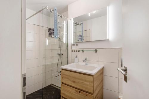 a bathroom with a sink and a shower at Ferienwohnung Andreas in Naumburg