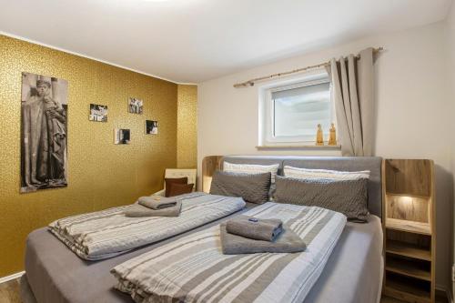 a bedroom with two beds with towels on them at Ferienwohnung Andreas in Naumburg