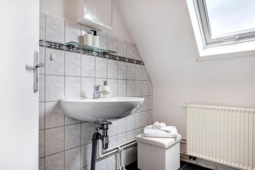 a bathroom with a sink and a toilet at Haus am Garten in Brunkensen