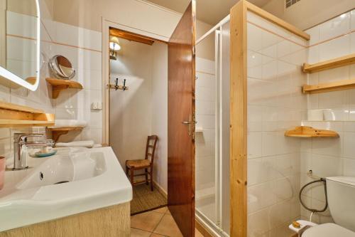 a bathroom with a sink and a shower at Jacuzzi Sauna Terrasse Venosc in Les Deux Alpes