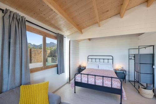 a bedroom with a bed and a window at Villa Dely in Tazacorte
