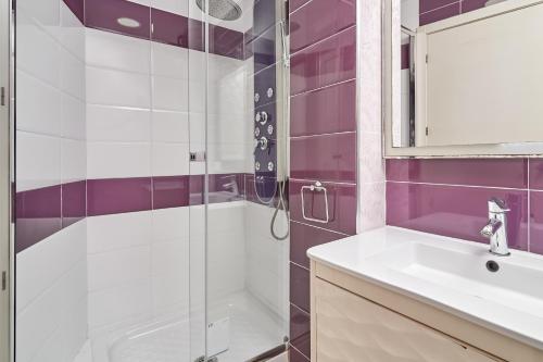 a bathroom with a sink and a glass shower at Apartamento Lola 2 in Nerja