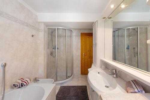 a bathroom with a tub and a sink and a shower at Apartment Kreutnerbinderhof in Terlano