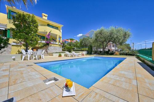 Oscar apartments with shared pool
