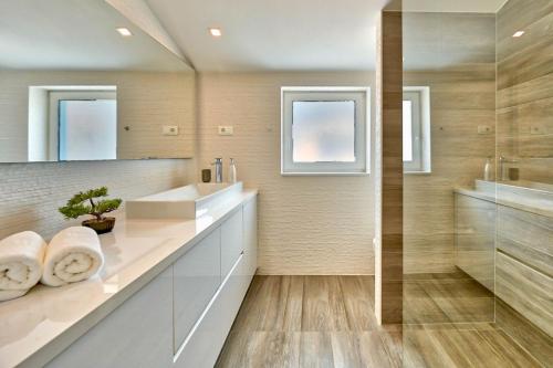 Oscar apartments with shared pool