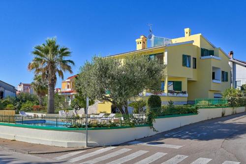 Oscar apartments with shared pool
