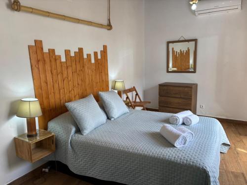 a bedroom with a bed with towels on it at Casa do Aguadeiro in São Marcos do Campo