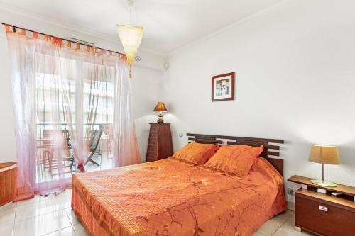 a bedroom with a large bed and a window at Superbe Appartement vue mer in Fréjus