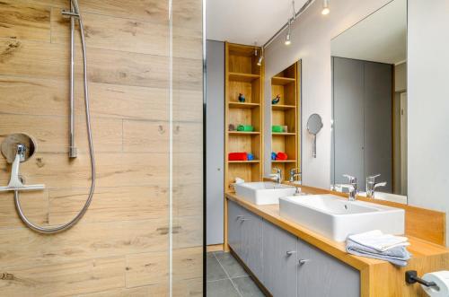 a bathroom with two sinks and a shower at Gästehaus Wüpping 3 in Salem