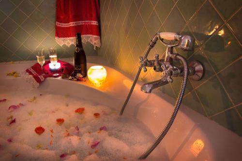 a bathroom with a bath tub filled with blood at Casa Rural Jaraiz Vip in Laroya