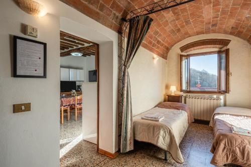 a room with two beds and a brick wall at Casa Claire in Prataccio