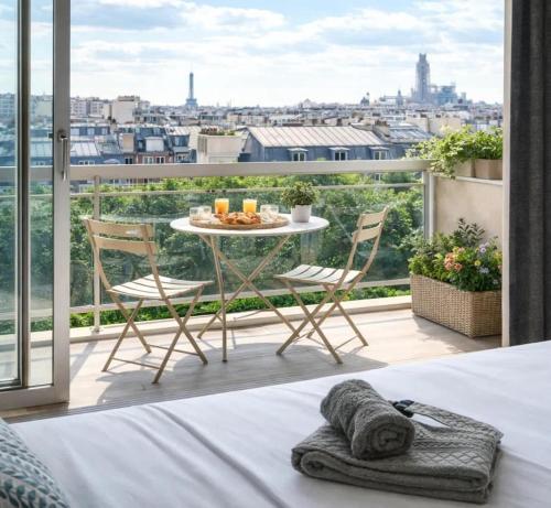 Eiffel Tower view studio with lift & balcony