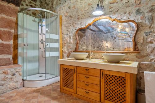 a bathroom with two sinks and a shower at Casa Encanto con Jacuzzi in Montroig