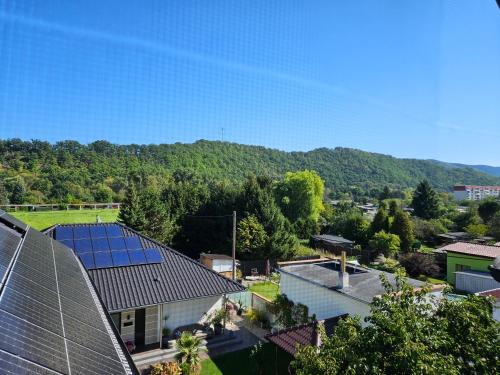 an aerial view of a house with solar panels on the roofs at Apartments am Saalebogen mit Gartenterrasse, Grillkamin und freie Parkplätze in Rudolstadt