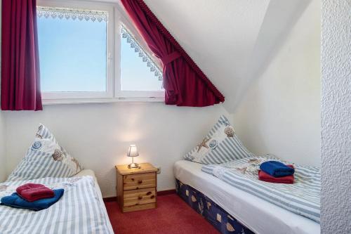 two twin beds in a room with a window at Fewo 14 - Halbinsel Darss - Ostsee in Wieck