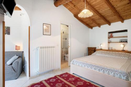 a bedroom with a bed and a couch at U Graie in Apricale