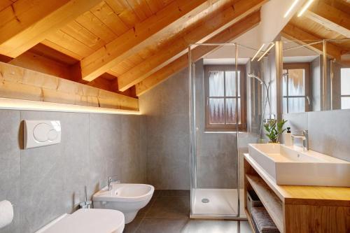 a bathroom with a toilet sink and a shower at Stettnerhof Wohnung Penegal in Vollan