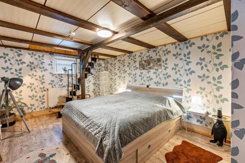 a bedroom with a bed in a room with floral wallpaper at Haus Luise in Stapelburg