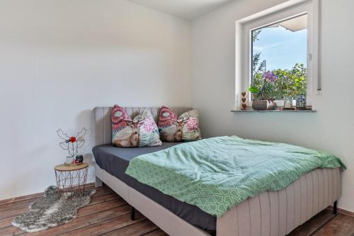 a bedroom with a bed and a window at Ferienwohnung Schwarzwaldmädel in Seelbach