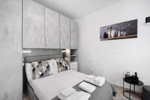 a bedroom with a bed with towels on it at Edda's apartment in Altare