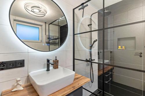a bathroom with a sink and a mirror at Ferienwohnung Schwarzwaldmädel in Seelbach