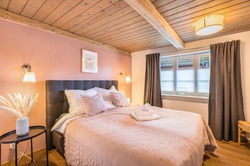 a bedroom with a large bed and a window at Jules Reetdachkate in Mildstedt