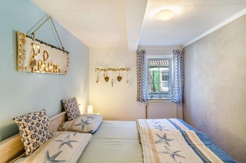 a bedroom with two beds and a window at Ferienhaus Segelboot in Krummhörn