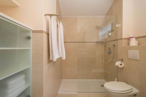 a bathroom with a shower and a toilet at Pfirsichblüte in Lindau