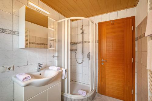 a bathroom with a sink and a shower at Gartnerhof Apt Glücksklee in Colle Isarco