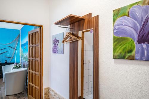 a bathroom with a toilet and a painting on the wall at Charmante 32 m² Ferienwohnung in Barth