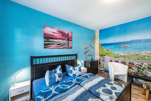 a bedroom with blue walls and a bed with a desk at Charmante 32 m² Ferienwohnung in Barth