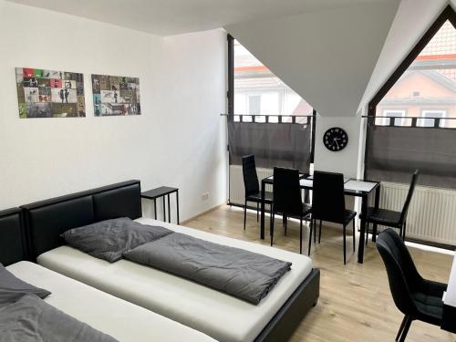 a bedroom with a bed and a table and chairs at Ferienwohnung Khorsandi Zwei in Coburg