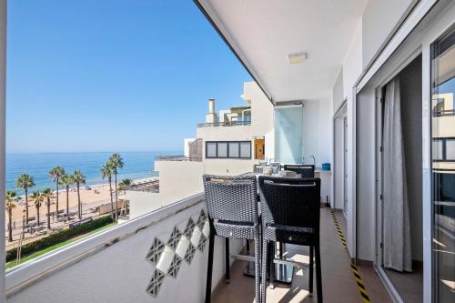 a balcony with a view of the beach at Paraná in Quarteira