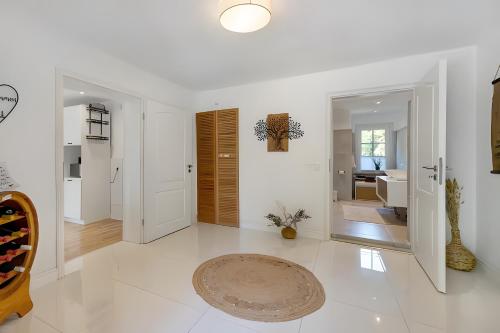 a white living room with white walls and white floors at Landhaus Schwerin in Kirch Jesar