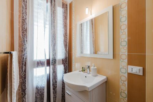 a bathroom with a sink and a shower with a mirror at Villetta Marettimo Cornino in Custonaci