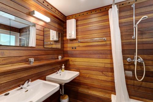a bathroom with two sinks and a mirror at Schwarzwaldtraum in Sasbachwalden