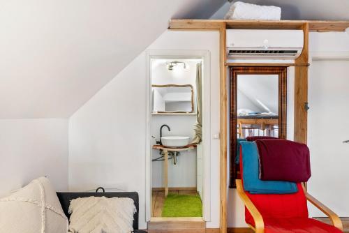 a room with a chair and a mirror at Tiny House an der Werra in Bad Sooden-Allendorf