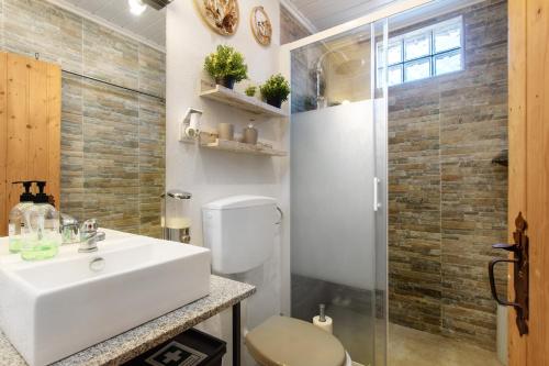 a bathroom with a white sink and a shower at Casa do Campo Dornes Dois in Paio Mendes
