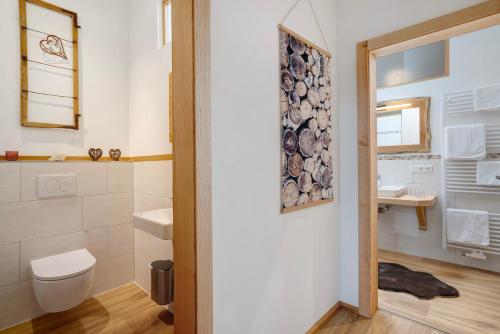 a bathroom with a toilet and a sink at Neubau - Freundliche Fewo Bergblick in Höslwang