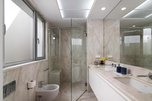 a bathroom with two sinks and a shower at Sweet Home Albufeira in Albufeira