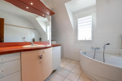 a white bathroom with a tub and a sink and a bath tub at Escapade Sérénité - Les Alignements in Carnac