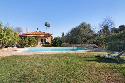 a swimming pool in a yard with a house at Casa Palma in Paderne