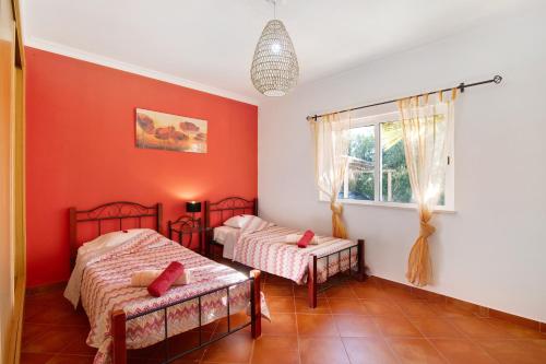 a bedroom with two beds and a window at Casa Palma in Paderne