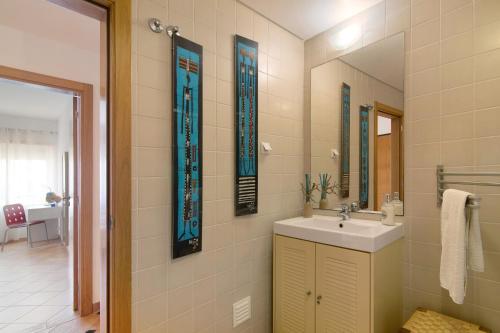 a bathroom with a sink and a mirror at Mare Cheia in Santa Luzia