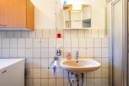 a bathroom with a sink and a mirror at Nguyen und Le 2 in Neukirch